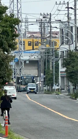 黄鉄路の高架が街を横切る