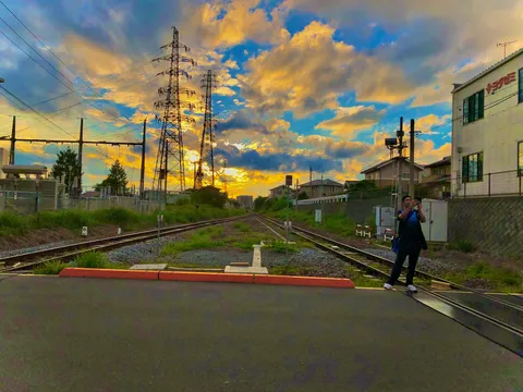 夕焼けと鉄道、旅情の瞬間