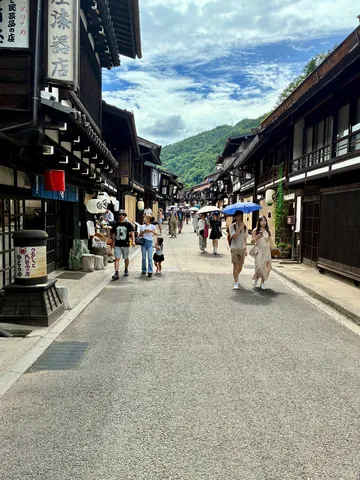 趣ある町並みを歩く人々の日常
