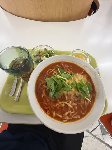 トマト風味のラーメン、サラダとドリンク