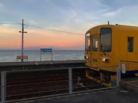 夕暮れ、海辺の無人駅