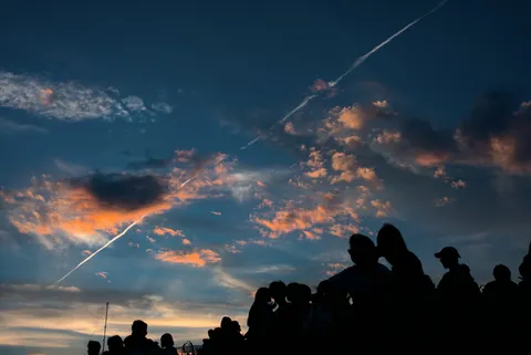 夕暮れの影絵と空の筋
