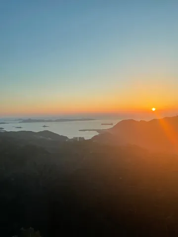 沈みゆく太陽と静かな湾岸