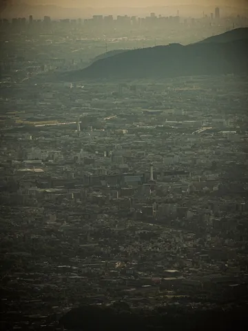 霧の都市と影の丘