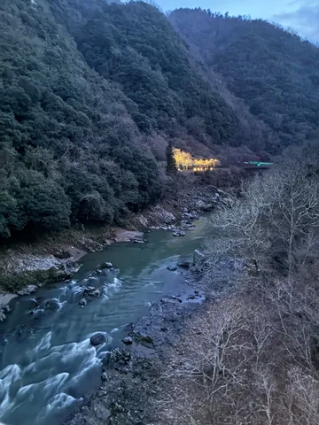 渓谷に灯る、静かな光