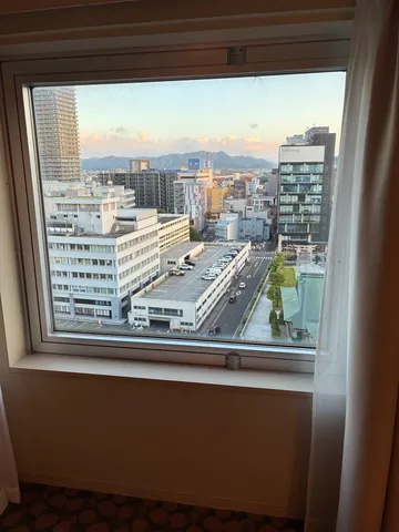 窓辺に広がる街の夕景