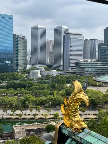 金色の魚が街を見守る