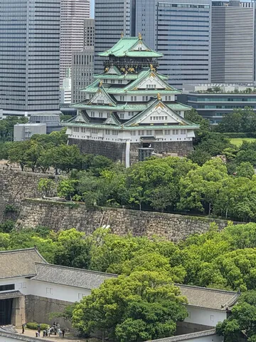 都会に佇む緑の屋根の城