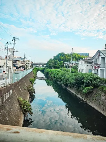水路に映る空と街並み