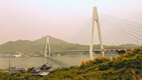 湾にかかる白い橋と山間の風景