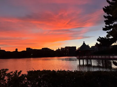 夕焼けに染まる湖畔の静寂