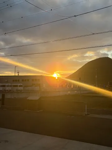 夕陽と線路の光帯