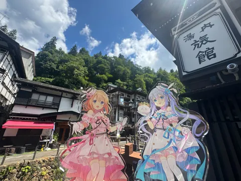 異国情緒あふれる温泉街とアニメキャラ