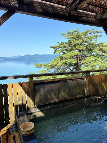 海と木陰の露天風景