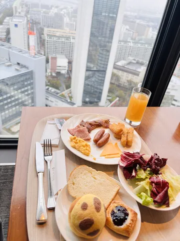 窓辺の絶景と朝食