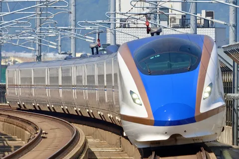 電線が主役？青い新幹線