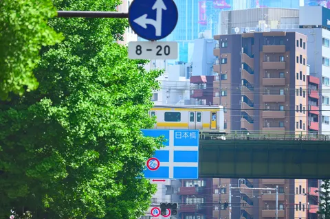 緑と鉄道が交差する街