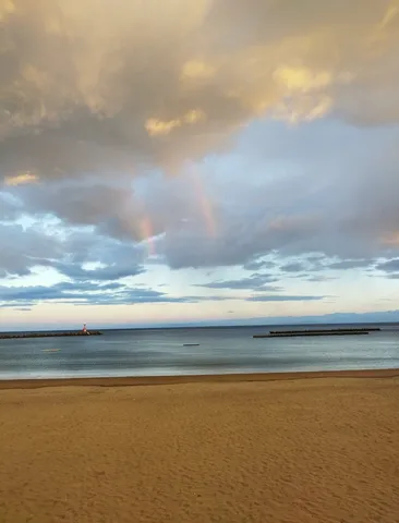 空と海と砂浜、二次虹の風景