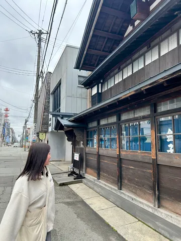 趣ある建物を望む