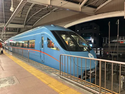 青い列車と夜の待合室