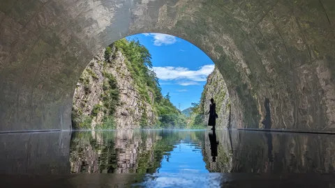 峡谷と青空の鏡面光景