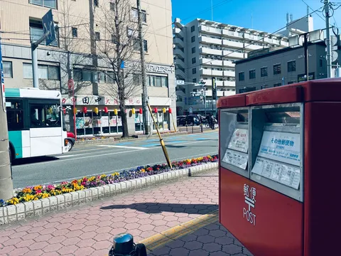 春の街角の郵便風景