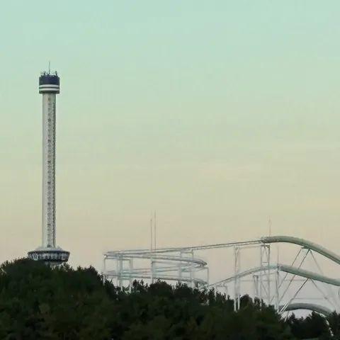 空と遊園地の静かな時間