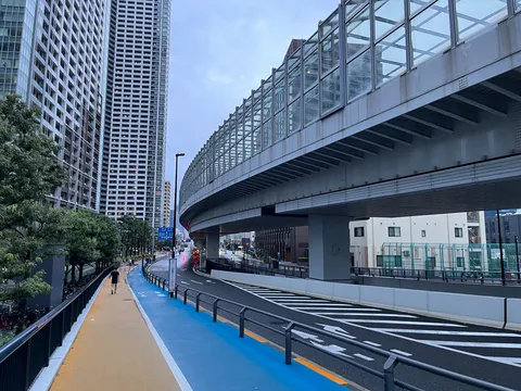 近未来都市のランニングロード