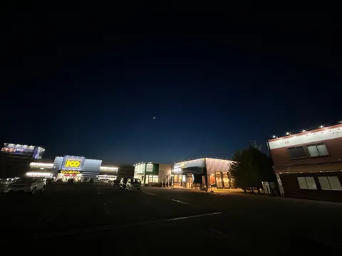 夜の帳に灯る街