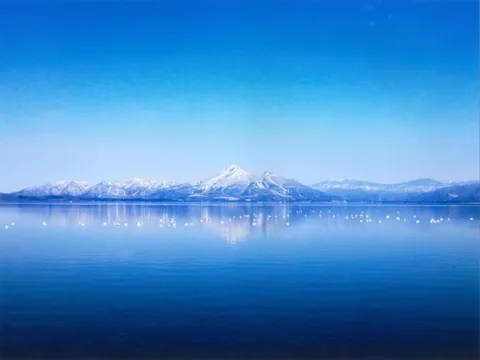 静寂の湖面と雪化粧の山々