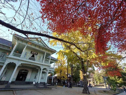 築100年超えの洋館と紅葉のコントラスト
