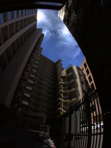 高楼の空隙に広がる青空