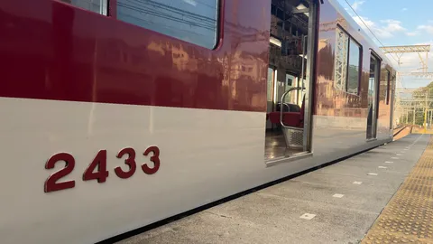 赤と白の静かな列車