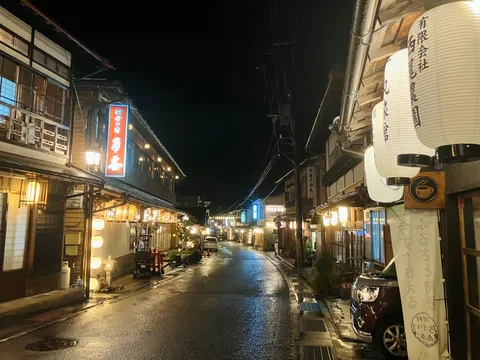 雨上がりの夜、灯りに誘われる。