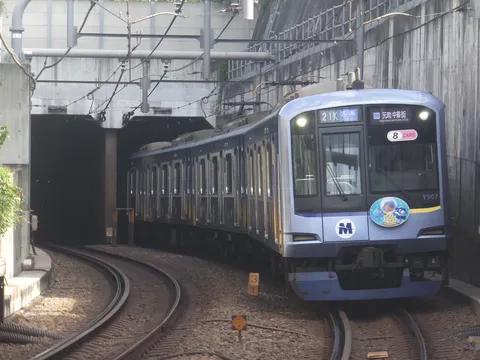トンネルを抜ける青い列車
