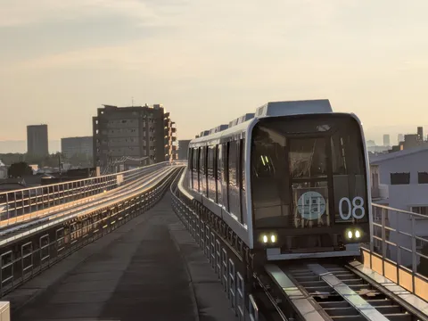 光をまとう都市の線路