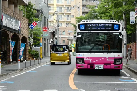 日常を彩る、バスと街並み