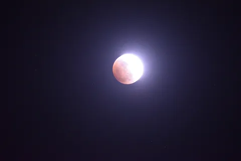 夜空を彩る、神秘的な紅月