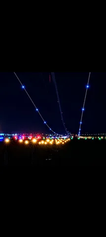 夜空と滑走路、光の饗宴