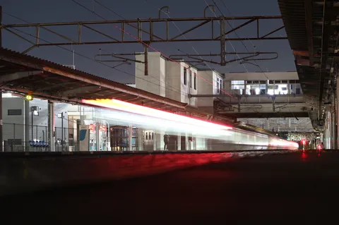 夜の線路を滑る光の軌跡