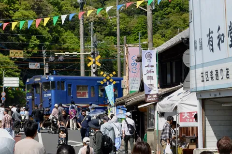 青い列車と賑わう街並み