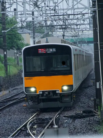 雨粒と共に見る、列車の旅路