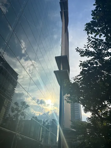 ビルの中に　太陽