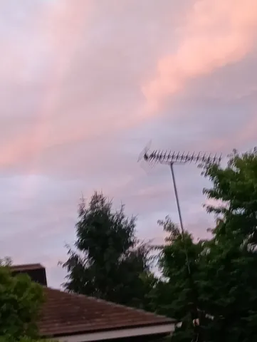 夕焼け空に伸びるアンテナ