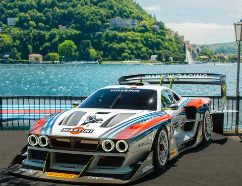 湖畔に佇むレーシングカー