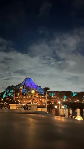 夜の山と城の灯り