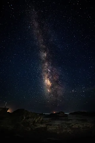 星空と岩の静かな夜