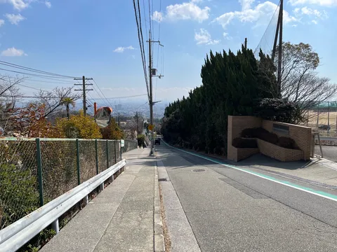 坂道の先に広がる遠景