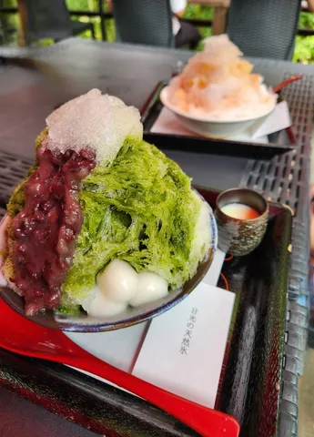 緑氷と赤い小豆の夏風景