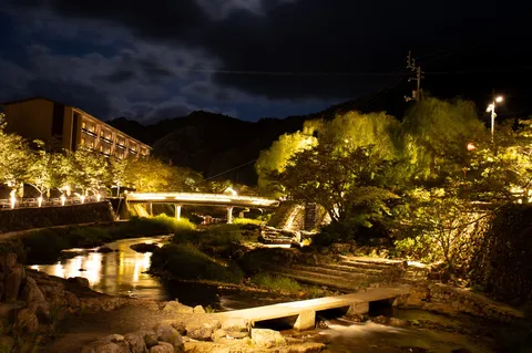夜の川辺に灯る静かな光